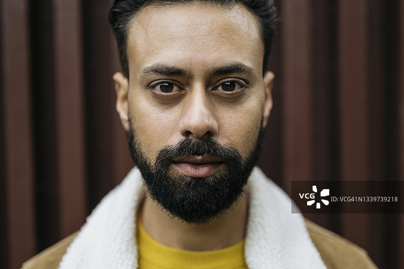 30岁出头的印度男子休闲装头像照图片素材