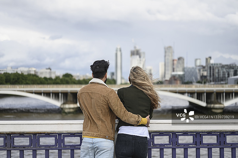 中年夫妇在切尔西桥欣赏泰晤士河的景色图片素材