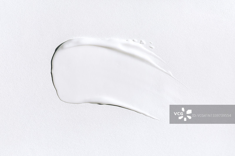 白色背景上白色乳霜的纹理涂抹，打造完美肌肤的身体乳，扁平风格的微距摄影图片素材