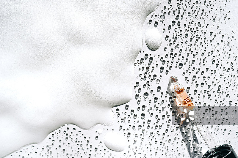 白色背景上的玻璃滴管面部精华液图片素材