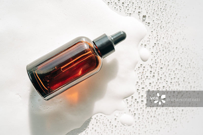 白色泡沫滴落安瓿瓶面部精华图片素材