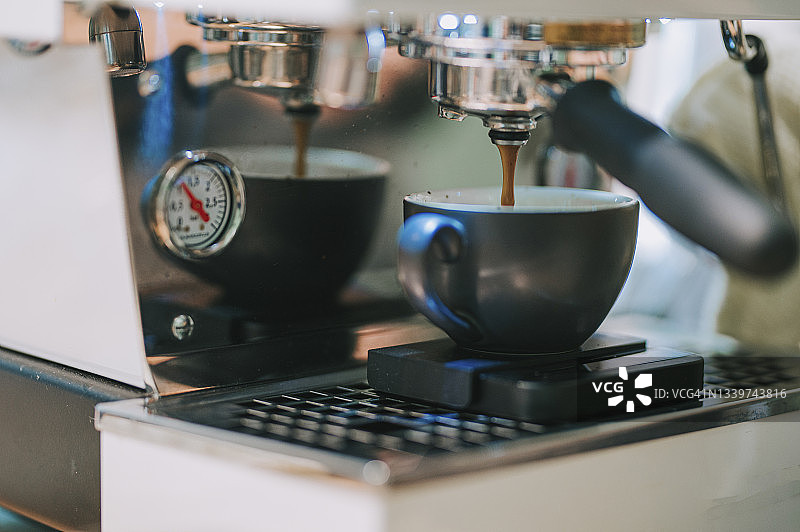 咖啡机滴滤制作卡布奇诺特写图片素材