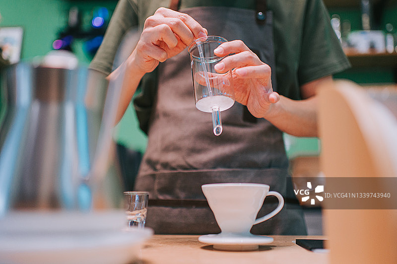 亚洲华人男咖啡师在咖啡馆准备冷萃冰滴咖啡特写图片素材
