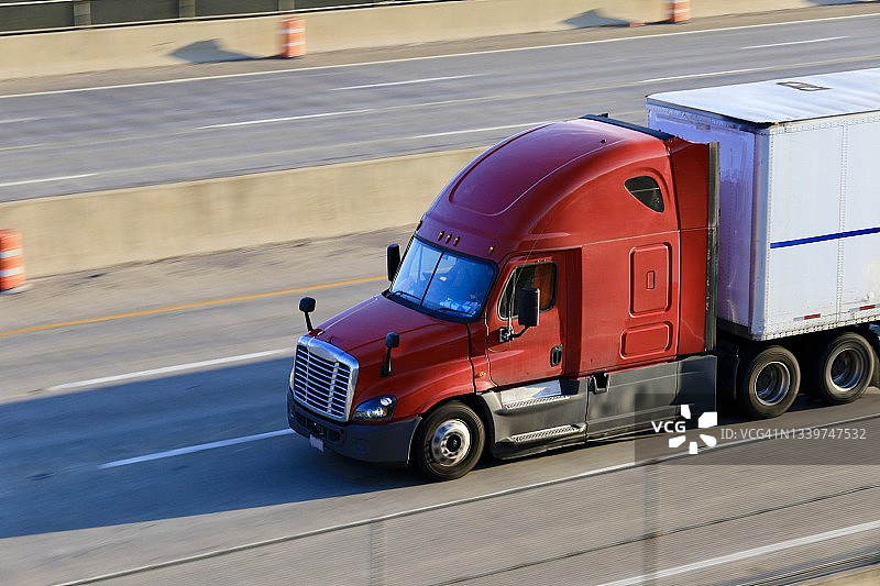 在高速公路上行驶的远程半挂卡车图片素材
