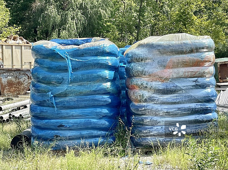 堆放在托盘上的护根材料袋图片素材