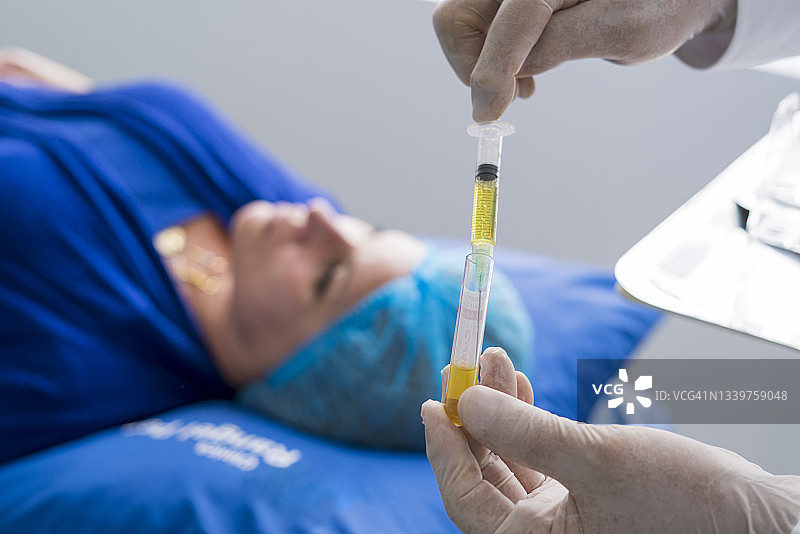 在美容中心接受面部清洁的年轻拉丁女人图片素材