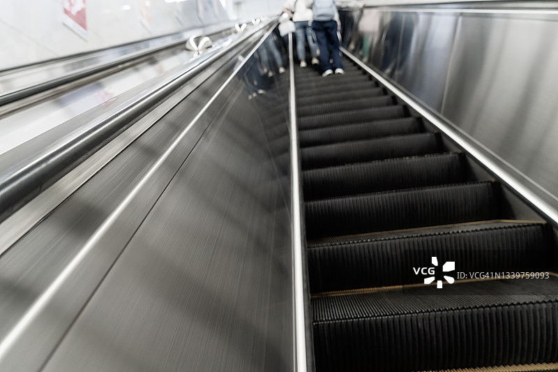 仰望中国大连星海街地铁入口隧道式扶梯上的人们图片素材