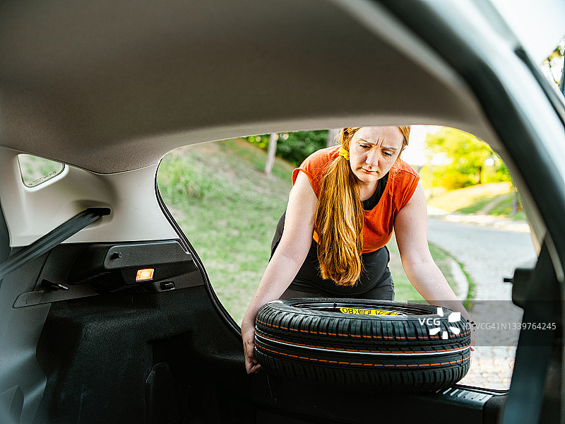 女人，腿部截肢者更换汽车轮胎图片素材