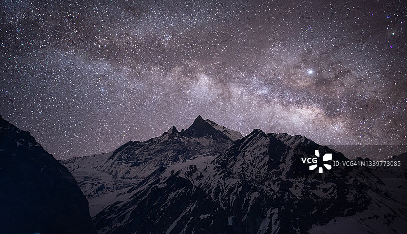 星空下的鱼尾峰，尼泊尔安娜普尔纳大本营图片素材