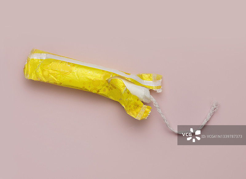 浅粉色背景卫生棉条图片素材