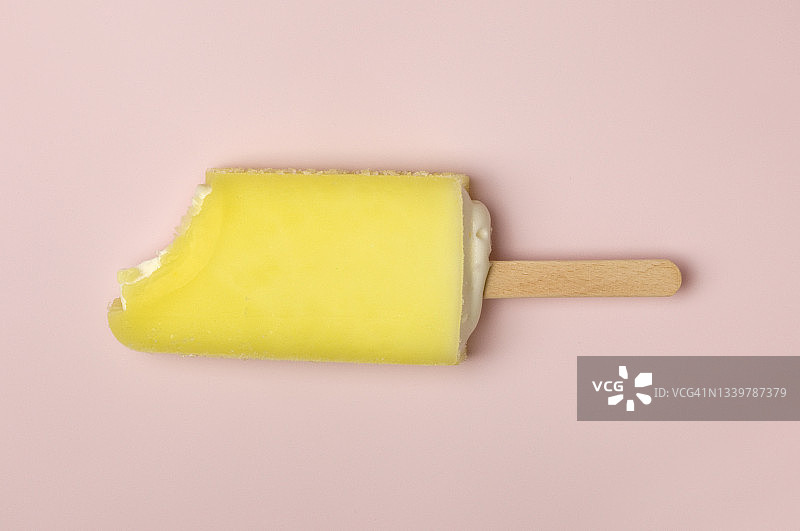 黄色冰淇淋，淡粉色背景图片素材