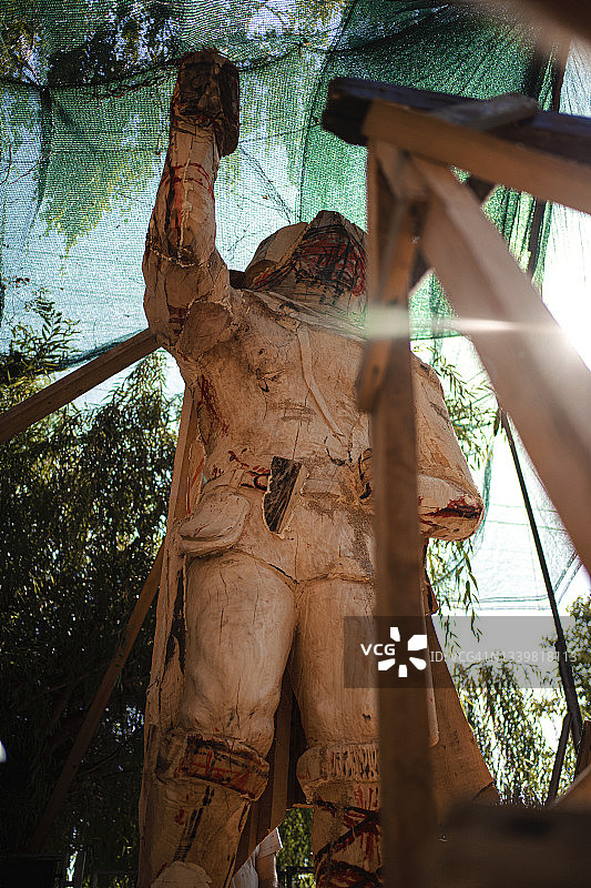 维京战士木制雕像制作中图片素材