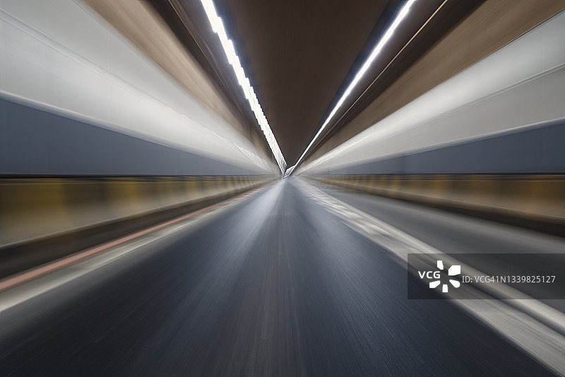 夜晚的空隧道图片素材