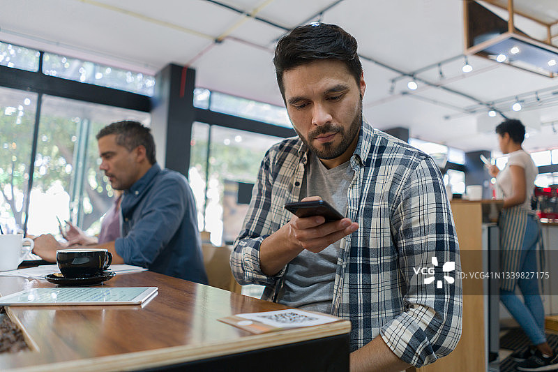 男人在餐厅扫描二维码获取菜单图片素材