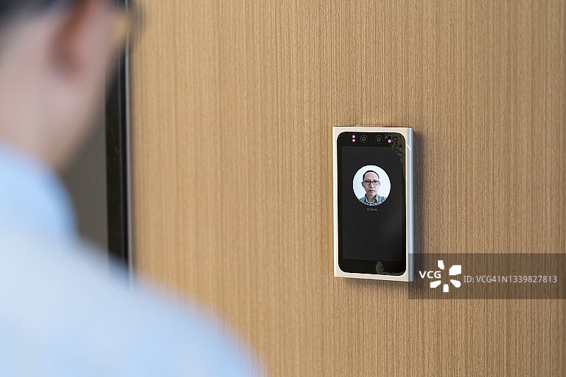 具有面部识别技术的开门图片素材