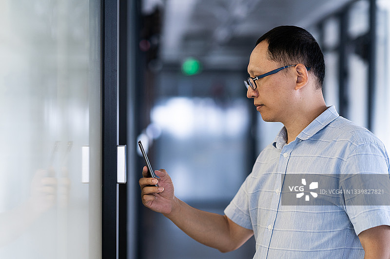 用智能手机打开门图片素材