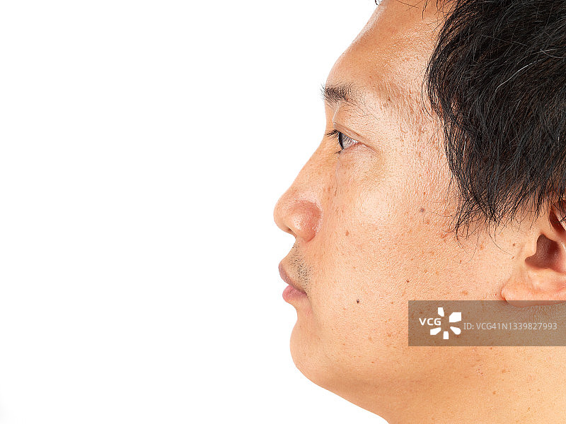 白色背景下的亚洲成年男性侧脸图片素材