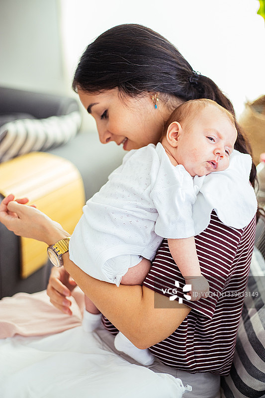 母亲抱着宝宝拍嗝图片素材