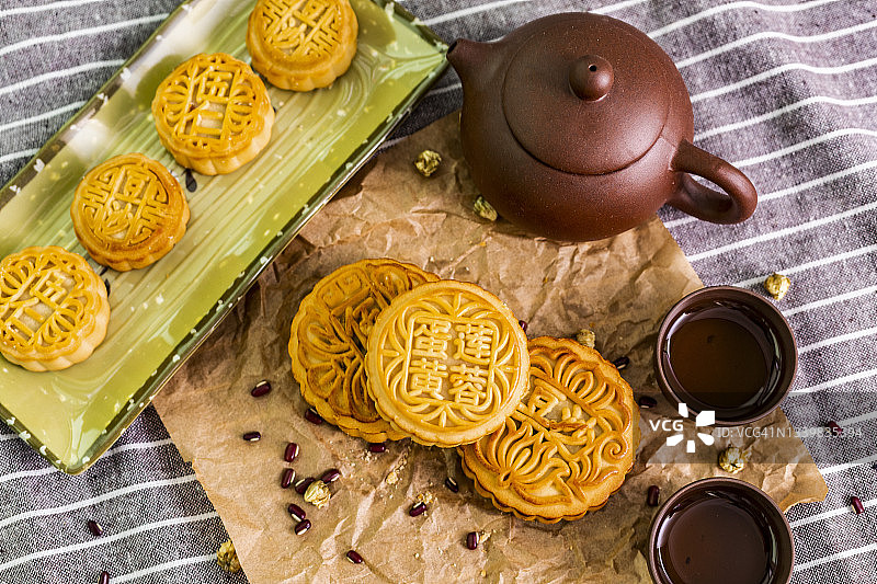 中国传统美食月饼和茶图片素材