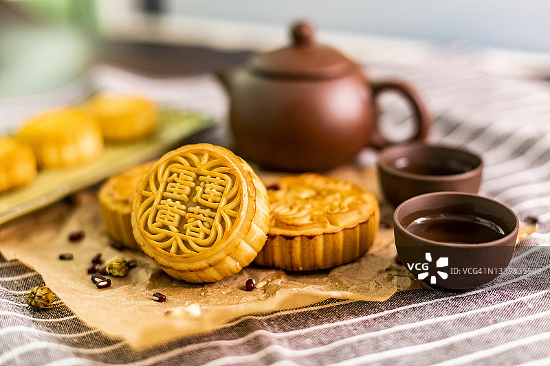中国传统美食月饼和茶图片素材