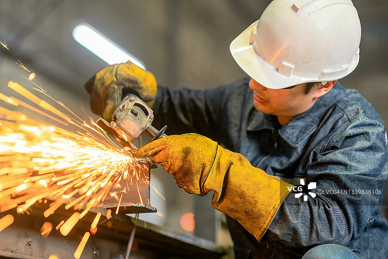 金属工厂工人使用砂轮机，工业制造图片素材