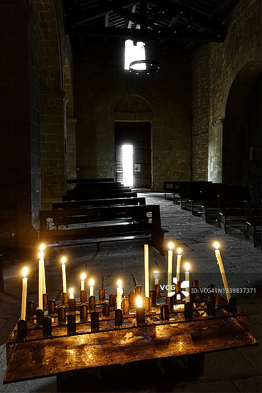 科西尼亚诺的“圣维托和莫德斯托教区教堂”中的还愿蜡烛图片素材
