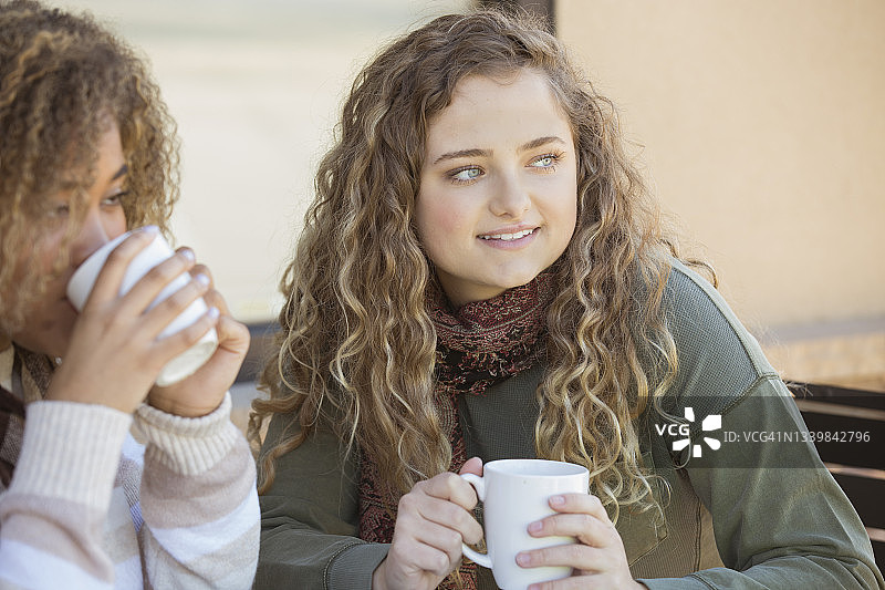 多民族年轻人享受在城市里的一天图片素材