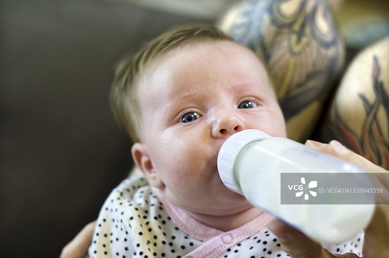 婴儿用奶瓶喝水图片素材