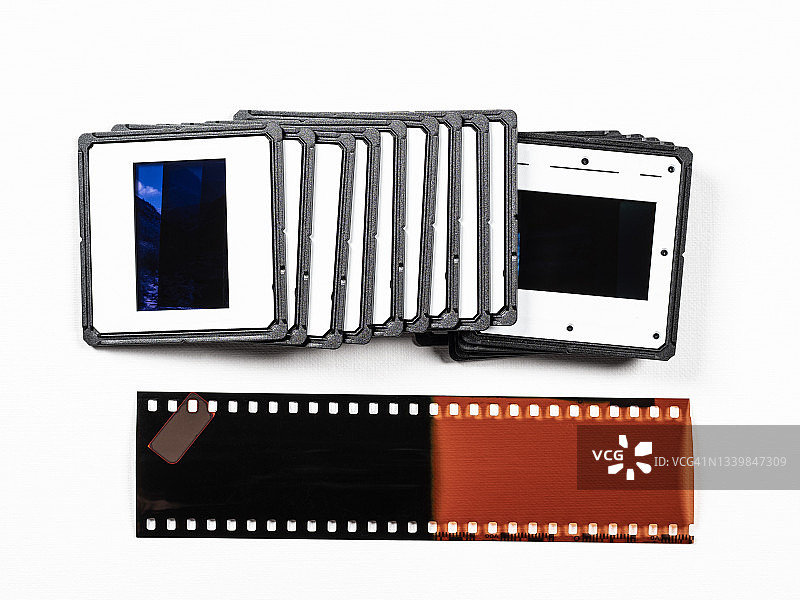 白色背景上的摄影幻灯片和35毫米彩色负片条纹特写图片素材