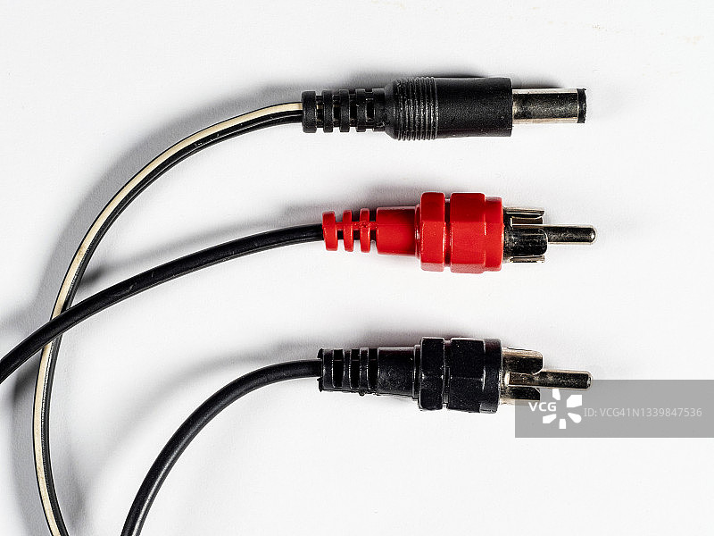 黑色背景上两条带有铜丝的剥线图片素材