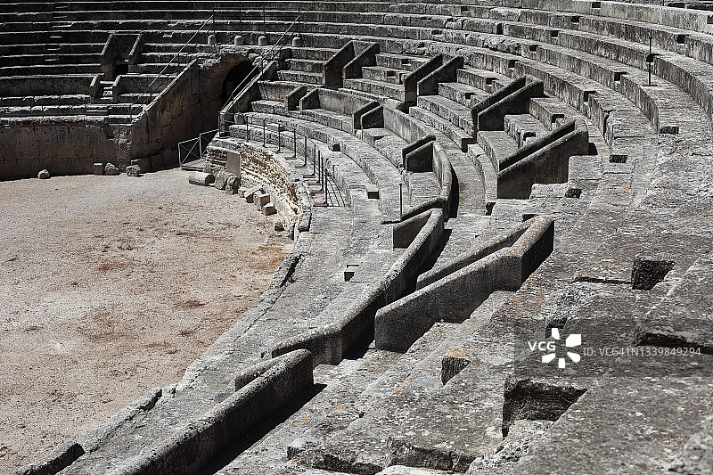 意大利莱切古罗马圆形剧场洞穴和竞技场的石椅图片素材