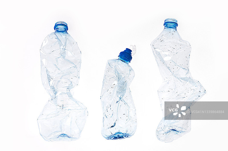 用于回收的废旧塑料饮用水瓶图片素材