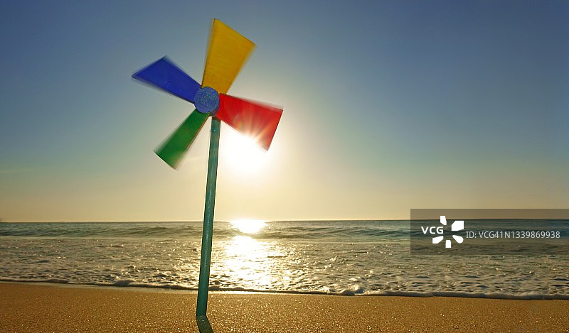 沙滩上的木制玩具风车图片素材