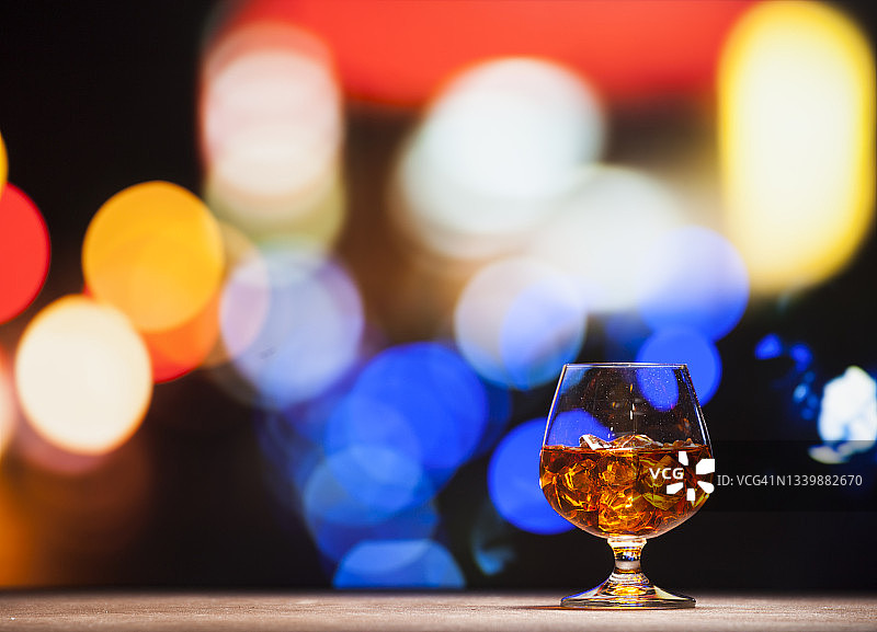 城市抽象背景中的威士忌图片素材