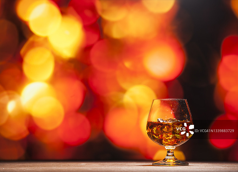 夜幕下的威士忌图片素材