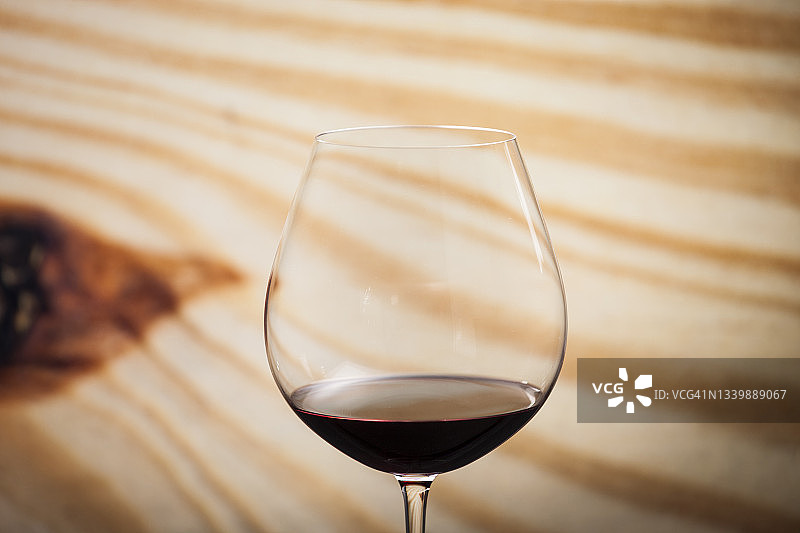 木质背景中的葡萄酒图片素材