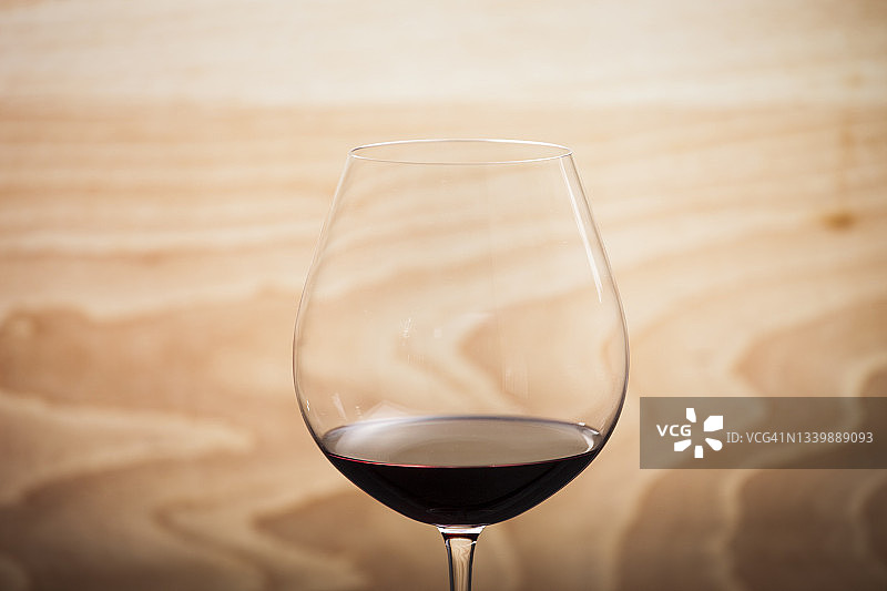 木质背景中的葡萄酒图片素材