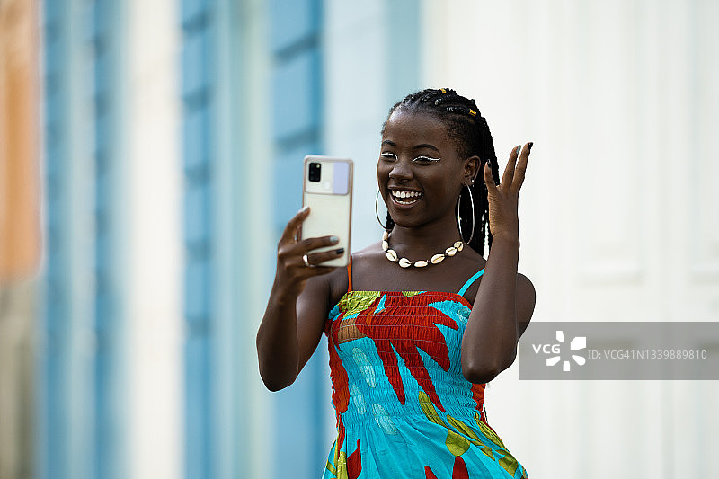 在户外拍摄视频博客的年轻非洲裔女性图片素材