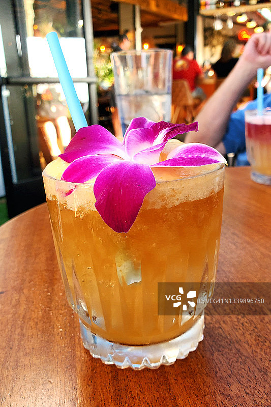 加利福尼亚户外餐厅的迈泰鸡尾酒图片素材