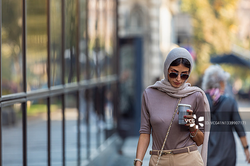 大城市里的现代中年女人图片素材