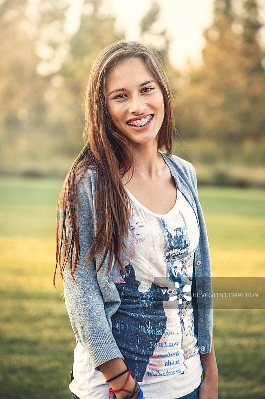 戴着牙套的微笑青少年女孩图片素材