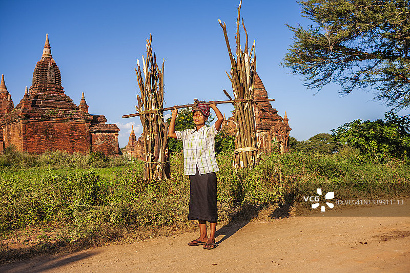 扛着木柴的缅甸女子肖像图片素材