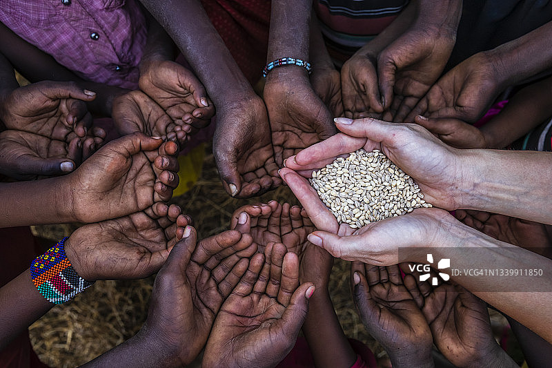 非洲贫困儿童乞讨食物的双手图片素材