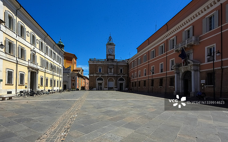 意大利拉文纳：人民广场与 prominent 市政厅图片素材