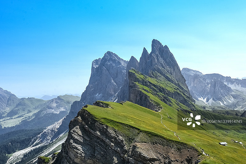 意大利瓦尔加尔德纳塞切达山的壮丽山峰图片素材