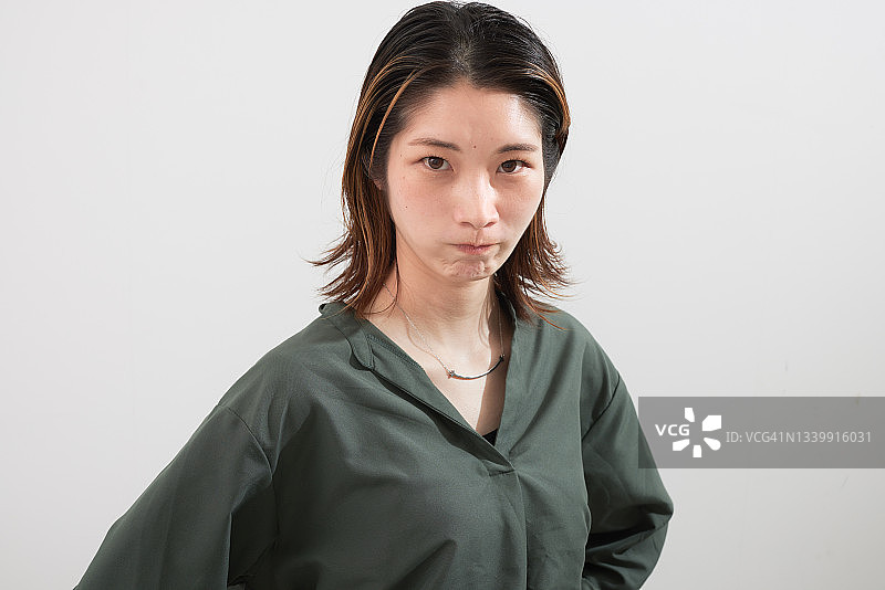 白色背景房间里微笑的女人肖像图片素材