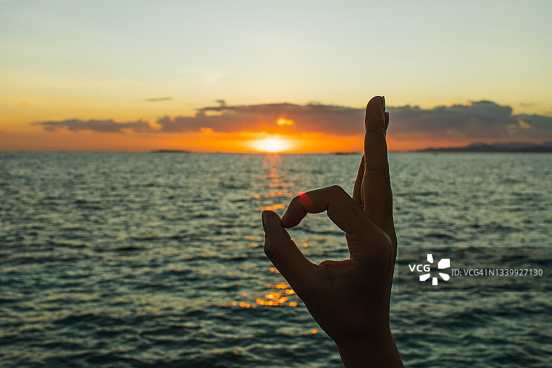OK，好的，是的：日落时分的手势，在热带岛屿上感觉良好图片素材