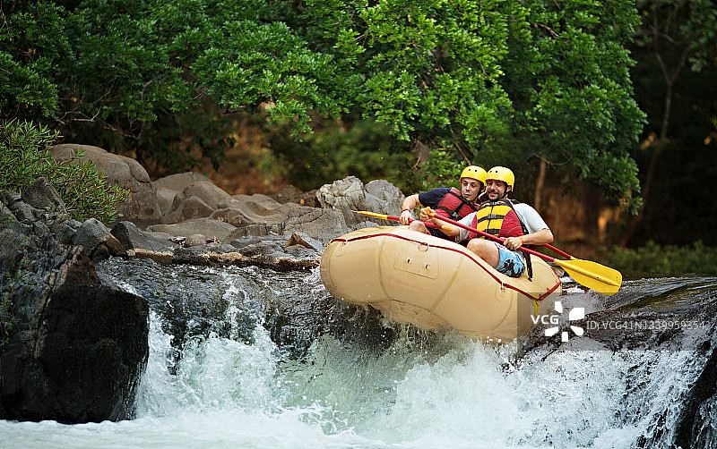 在哥斯达黎加的激流上漂流图片素材