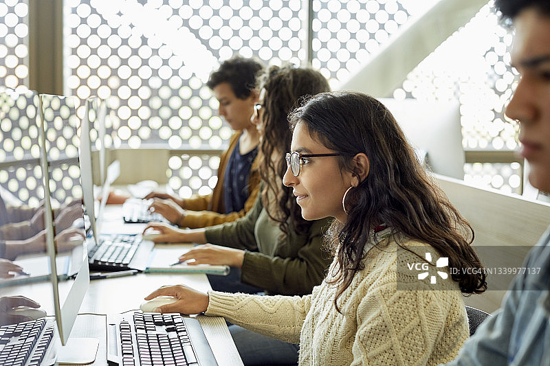 在计算机实验室学习的年轻学生图片素材