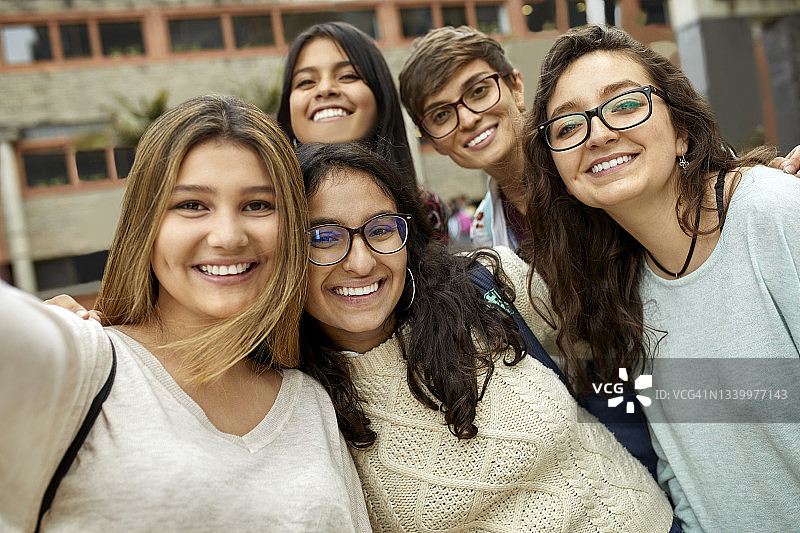 在大学校园里微笑的朋友们的肖像图片素材